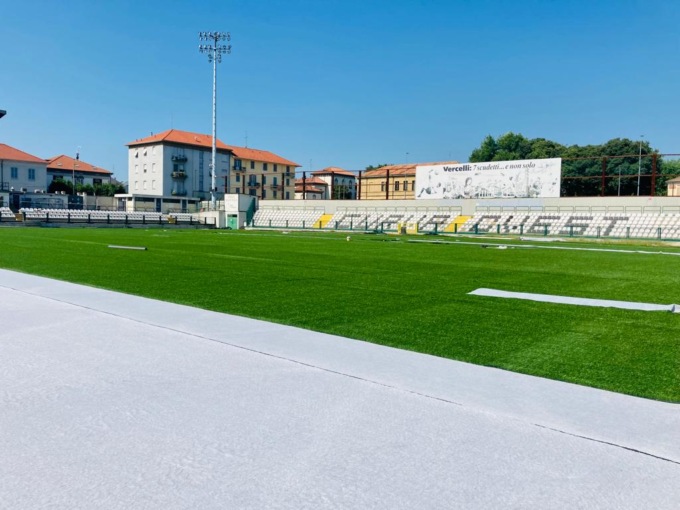 Stadio Silvio Piola: si posa il nuovo manto sintetico