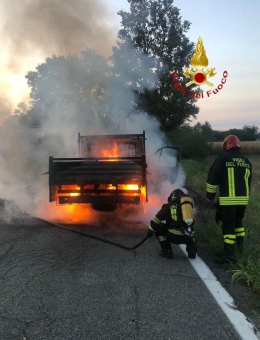 Furgone carico di carta catramata a fuoco sulla A5