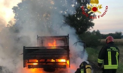 Furgone carico di carta catramata a fuoco sulla A5