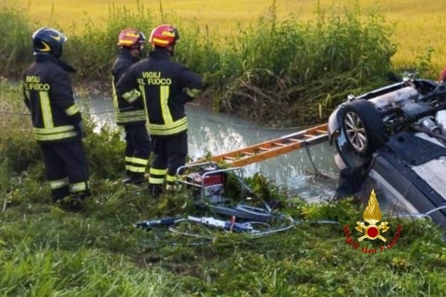 Auto si ribalta in un fosso tra San Germano e Santhià: occupanti incastrati nelle lamiere