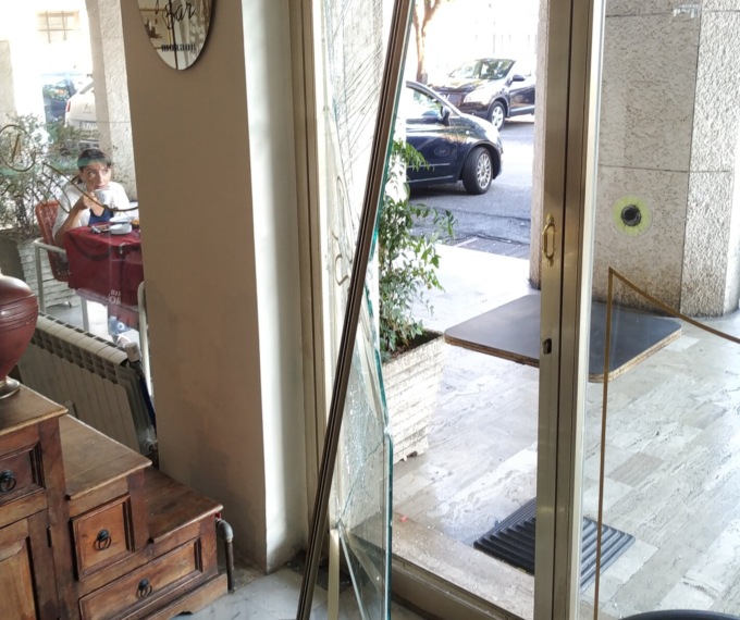 Bar Nazionale: ladri spaccano una vetrata nella notte