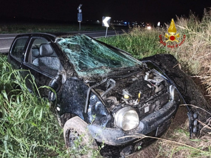 Prarolo: auto si ribalta in un fosso