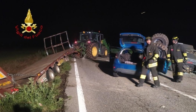 Tremendo scontro auto-ruspa: due ragazze in ospedale