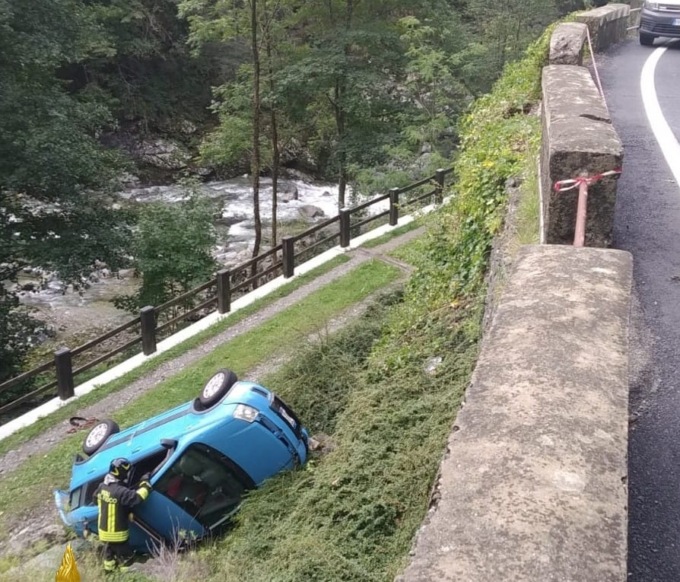 Auto finisce nella scarpata: ferita una donna