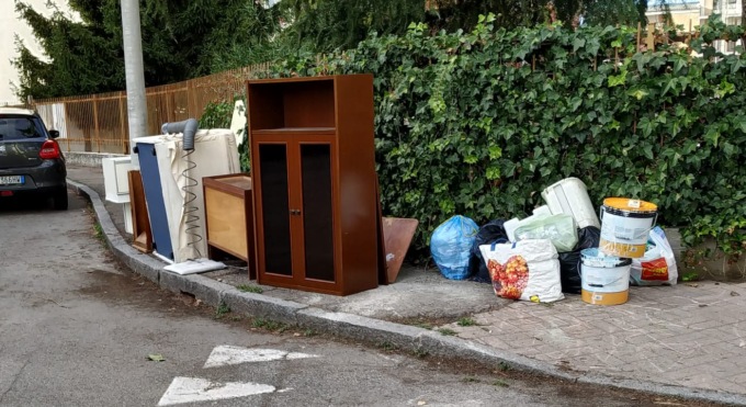 Notizia Oggi trova la discarica, il vicesindaco interviene in 40 minuti! Sette multati
