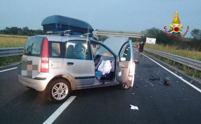 Scontro sulla Sp 11: donna incastrata nell’auto soccorsa e portata in ospedale