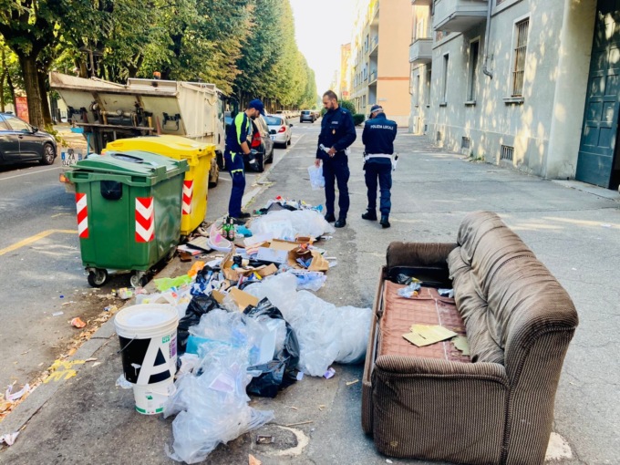 Lotta ai furbetti dei rifiuti: due beccati in viale Rimembranza