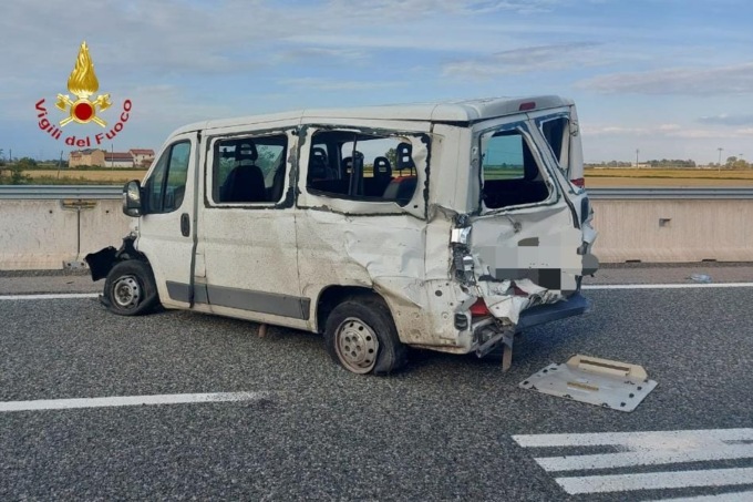 Sette feriti sulla A26 in un incidente: due codici rossi