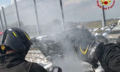 Rimorchio con compressore prende fuoco in autostrada