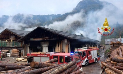 Incendio distrugge una segheria all'alba in Valsesia