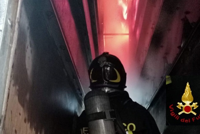 Incendio in essicatoio con 500 quintali di riso a San Germano