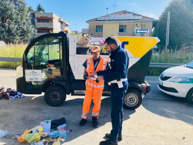 Spazzatura abbandonata in Via Asiago trovato il responsabile