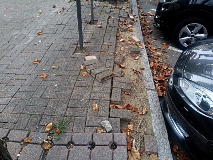 Corso Abbiate: la pavimentazione del viale è “esplosa” in più punti