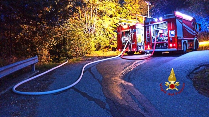 Incendio di una legnaia, fiamme fermate prima che bruciassero i boschi
