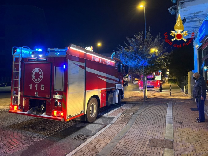 Incendio di corso Prestinari: “Salvi grazie alla prontezza di una pattuglia della Polizia”