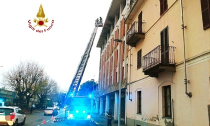 Allarme in città per un cornicione pericolante