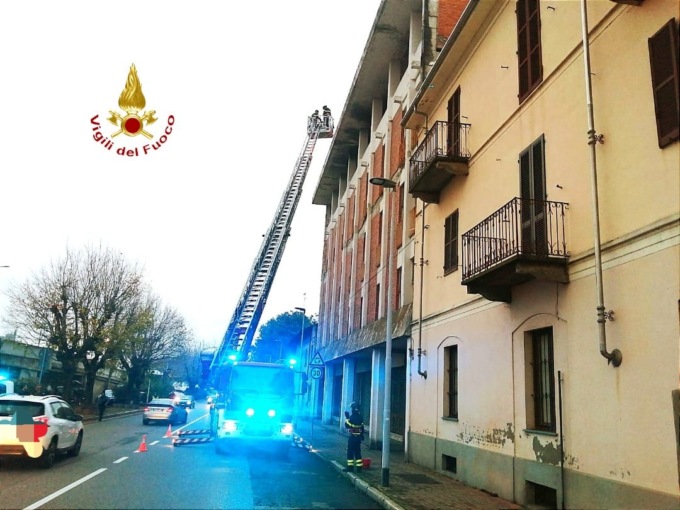 Allarme in città per un cornicione pericolante