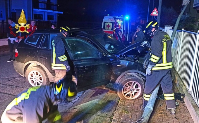 Auto contro un palo al rione Cappuccini