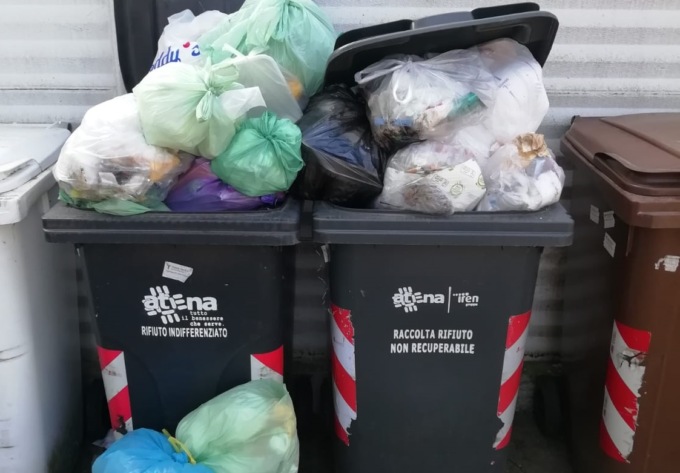 Rifiuti non ritirati in via Montanara e mobile sul marciapiede in via Oldoni