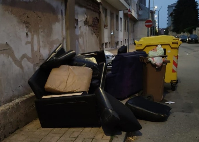 Ingombranti sul marciapiedi in via Failla e sporcizia in via Lullo