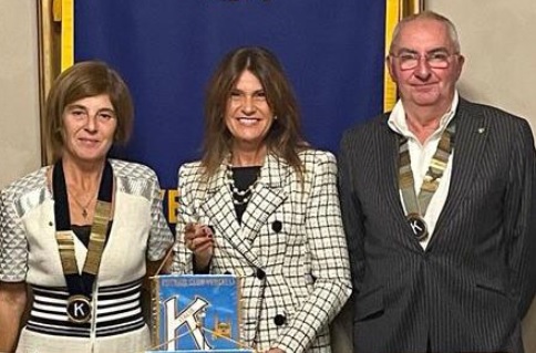 Il bon ton e la storia del galateo al Kiwanis di Vercelli