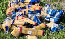 Uno scandalo: confezioni di pasta gettate in un campo