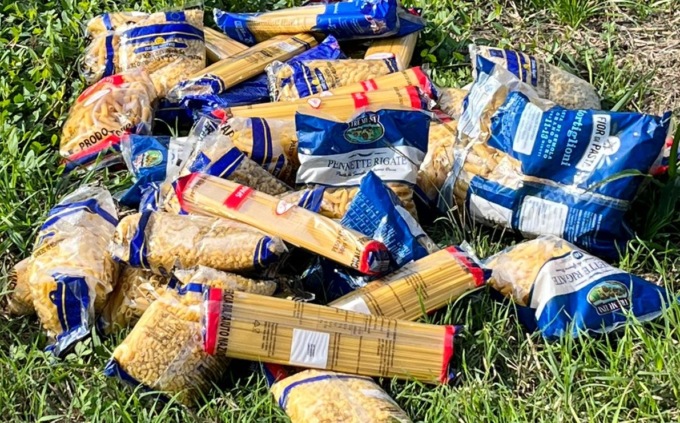 Uno scandalo: confezioni di pasta gettate in un campo