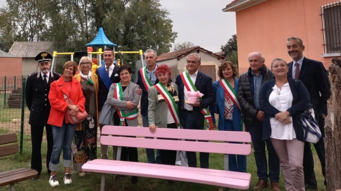 Panchine colorate per dire “No” alle discriminazioni di genere