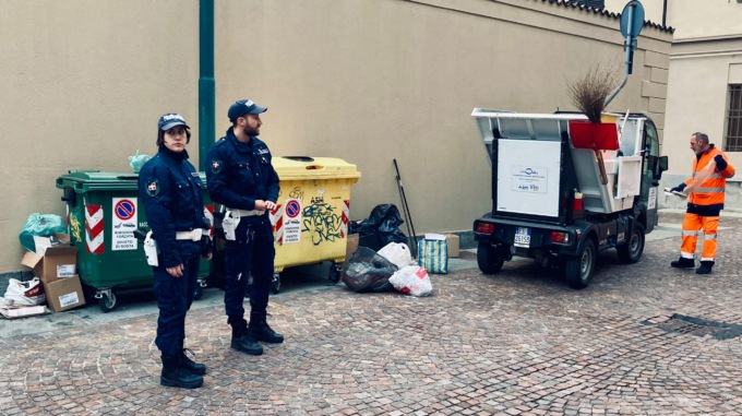 Abbandono rifiuti: sanzione da 200 euro per il furbetto di via Monte di Pietà