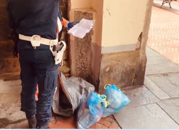Abbandono rifiuti in centro: ancora in azione i vigili urbani