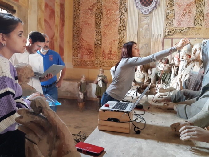 Laureanda dell’Upo di Vercelli studia statue e dipinti di Crea