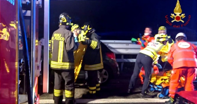 Schianto in autostrada: due persone estratte dalle lamiere