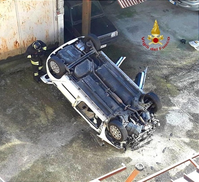Terribile volo con l’auto dal ponte: grave un 69enne