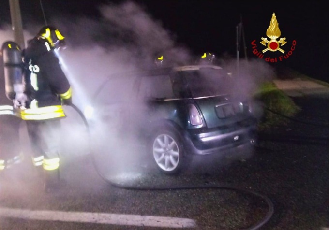 Attimi di paura per un’ auto andata a fuoco sulla provinciale 596