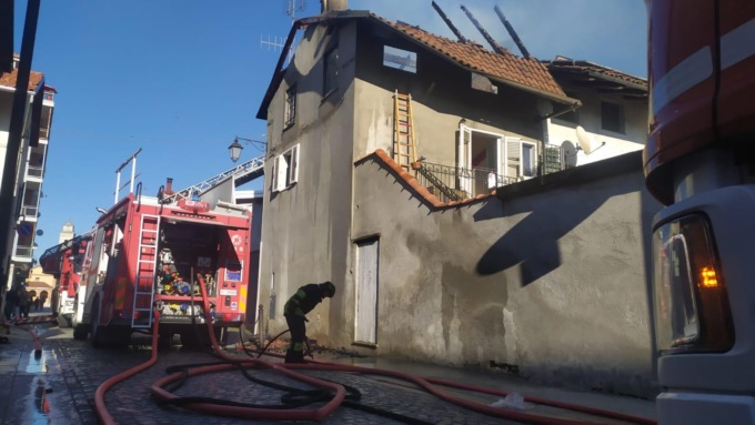 Incendio di un’ abitazione a Saluggia: una persona al Cto per le ustioni
