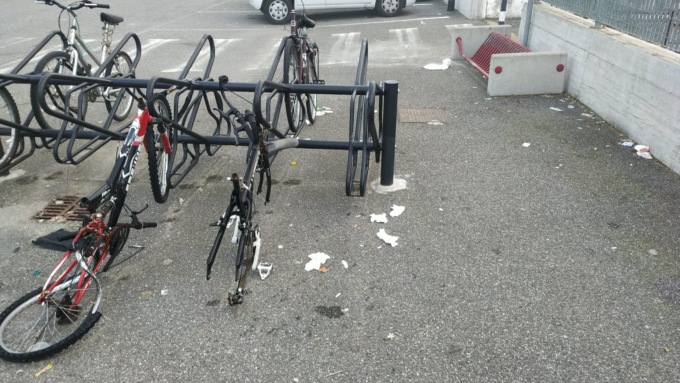 Via De Rossi, un ottimo parcheggio in pessime condizioni