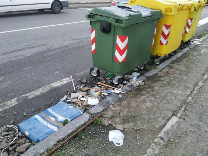 Quell’area ecologica in via Manzone è uno schifo