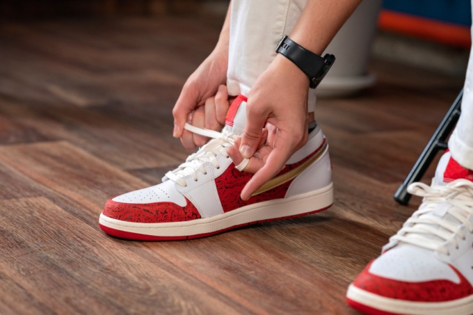 Come scegliere le sneakers perfette da indossare tutti i giorni? Dai un’occhiata a 4 consigli per gli uomini