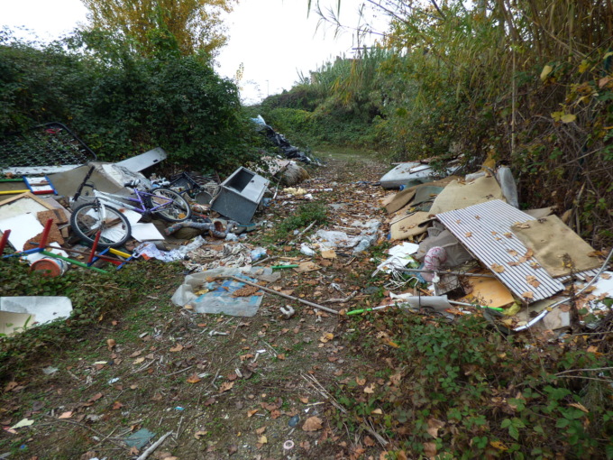 Ambiente degradato da discariche nell’area industriale