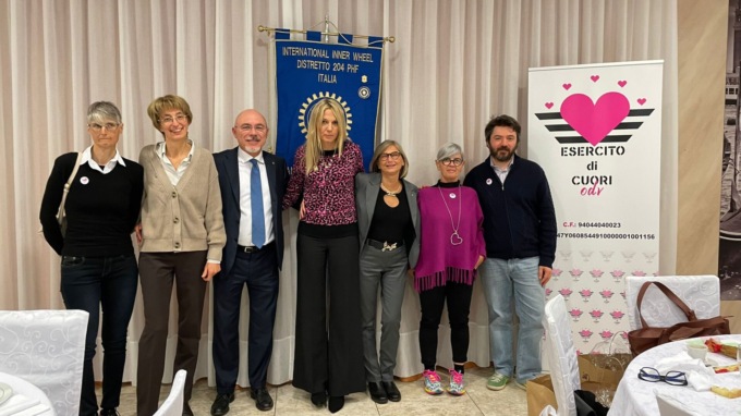 Inner Wheel Santhià Crescentino “abbraccia” il sodalizio Esercito di cuori