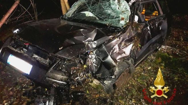 Incidente in Valsesia: con l’auto si schianta nella boscaglia