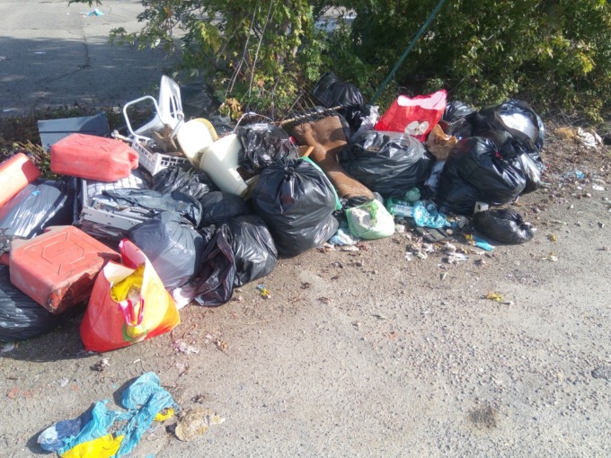 Discariche da paura a lato della Tangenziale Ovest