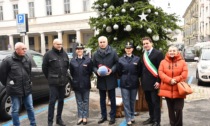 Decorazioni natalizie dedicate alla città dalla Polizia
