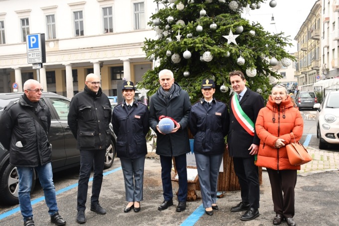 Decorazioni natalizie dedicate alla città dalla Polizia