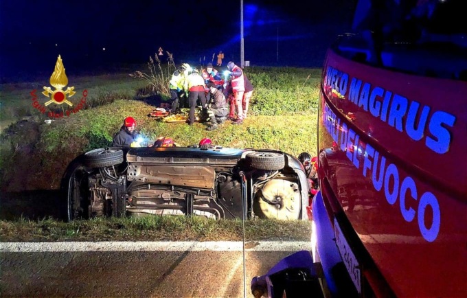 Auto capovolta nel canale: i Vigili del Fuoco salvano tre persone