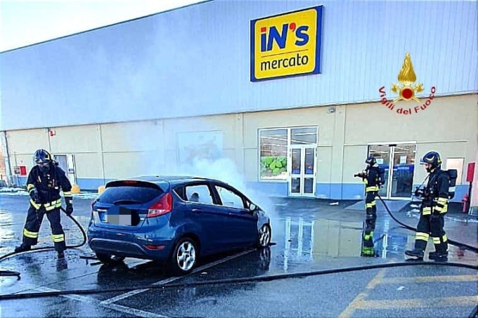 Trino, macchina a fuoco  nel piazzale del supermercato