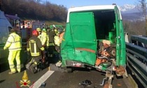 Incidente in autostrada: colpiti due operai al lavoro, interviene l'elisoccorso