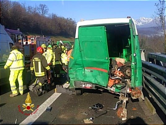 Incidente in autostrada: colpiti due operai al lavoro, interviene l’elisoccorso