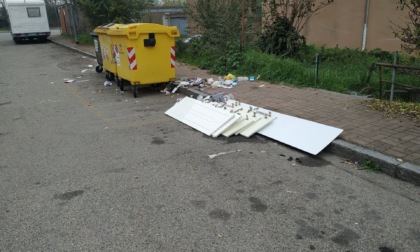 Immondizia in strada: vergogna in via Udine