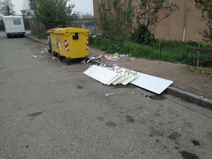 Immondizia in strada: vergogna in via Udine